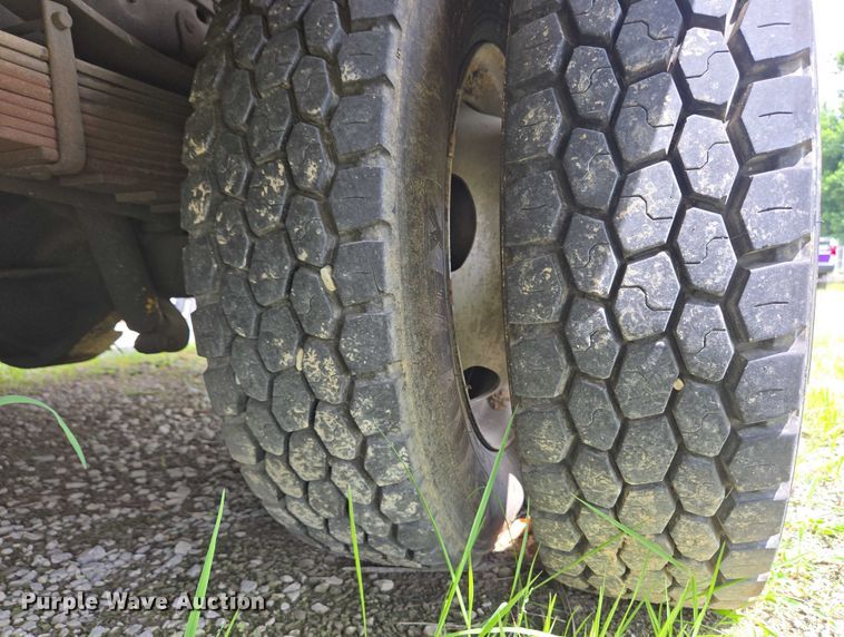 image for item EC4340 2001 Ford F450 Super Duty utility / service truck