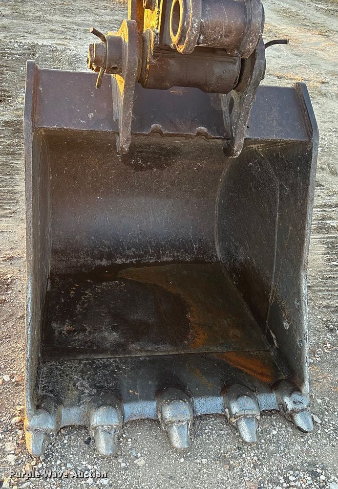 image for item ED5857 2011 Komatsu PC200LC-8 excavator