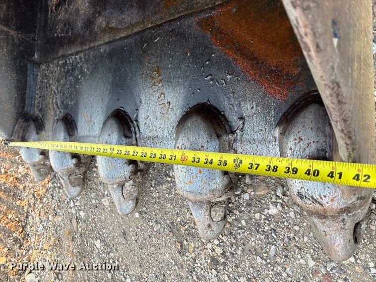 image for item ED5857 2011 Komatsu PC200LC-8 excavator