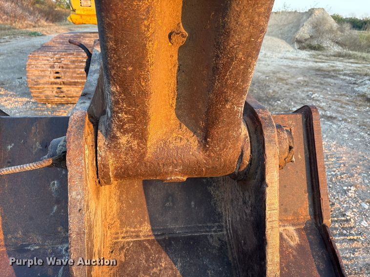 image for item ED5857 2011 Komatsu PC200LC-8 excavator