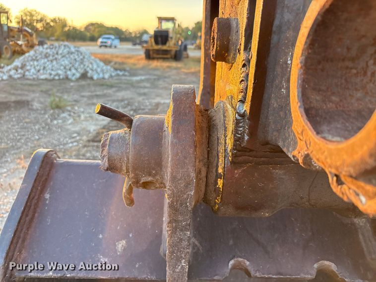 image for item ED5857 2011 Komatsu PC200LC-8 excavator