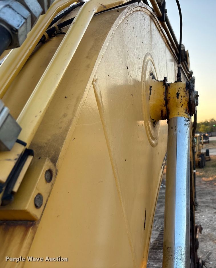 image for item ED5857 2011 Komatsu PC200LC-8 excavator