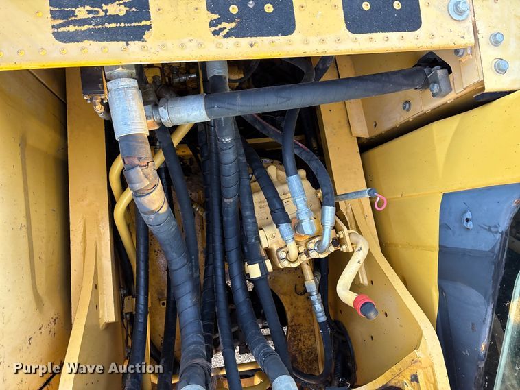 image for item ED5857 2011 Komatsu PC200LC-8 excavator