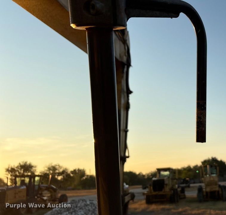 image for item ED5857 2011 Komatsu PC200LC-8 excavator