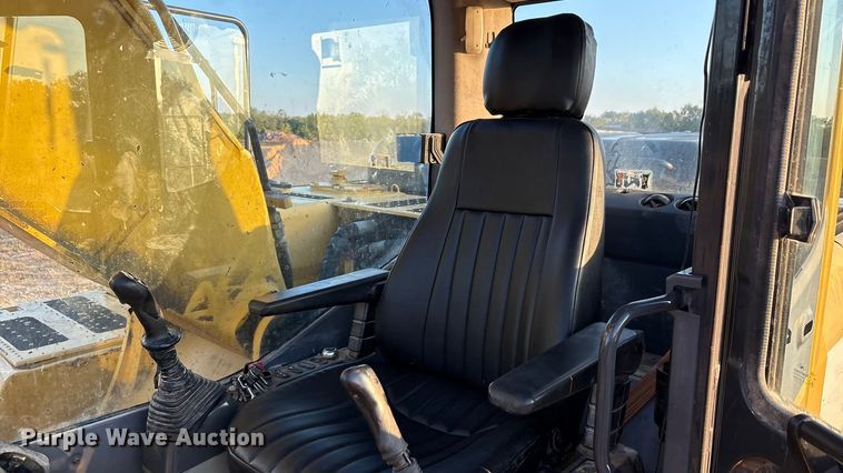 image for item ED5857 2011 Komatsu PC200LC-8 excavator