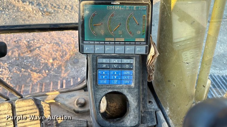 image for item ED5857 2011 Komatsu PC200LC-8 excavator