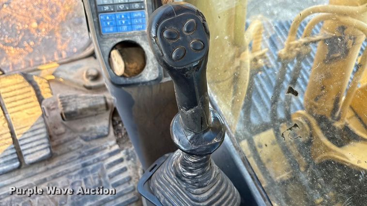 image for item ED5857 2011 Komatsu PC200LC-8 excavator