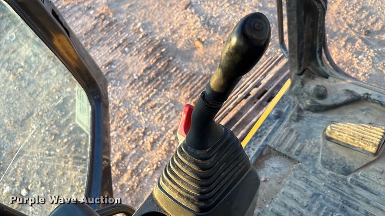 image for item ED5857 2011 Komatsu PC200LC-8 excavator