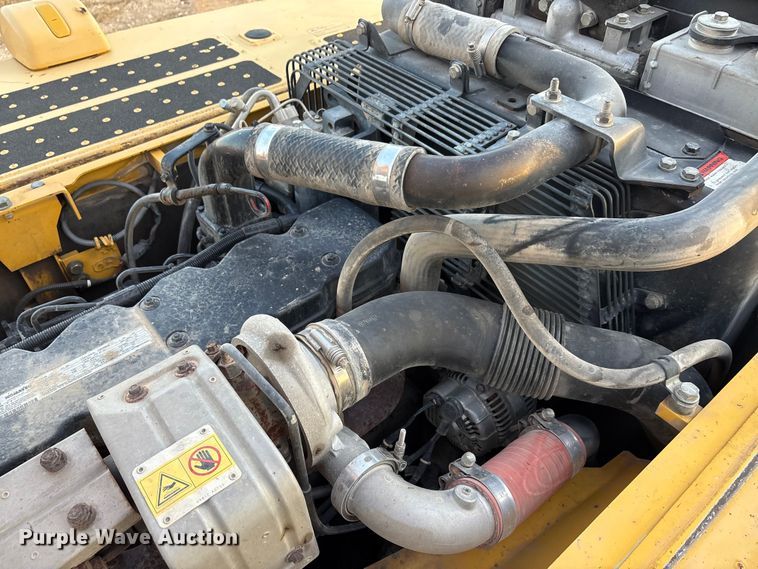 image for item ED5857 2011 Komatsu PC200LC-8 excavator