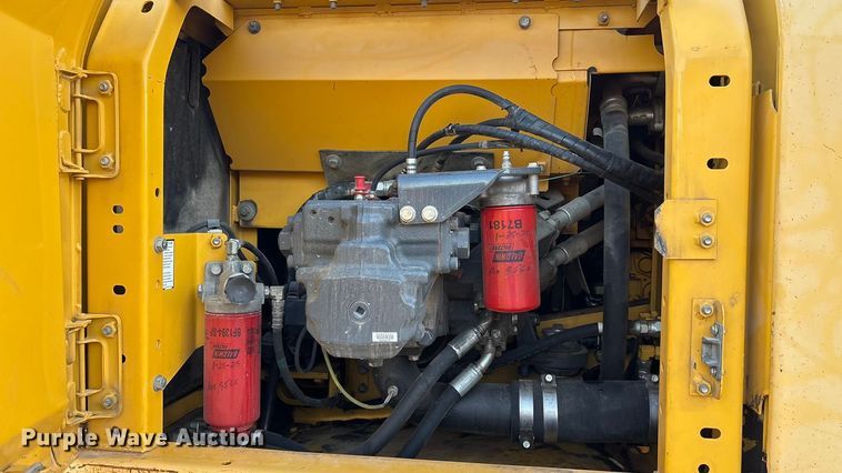 image for item ED5857 2011 Komatsu PC200LC-8 excavator