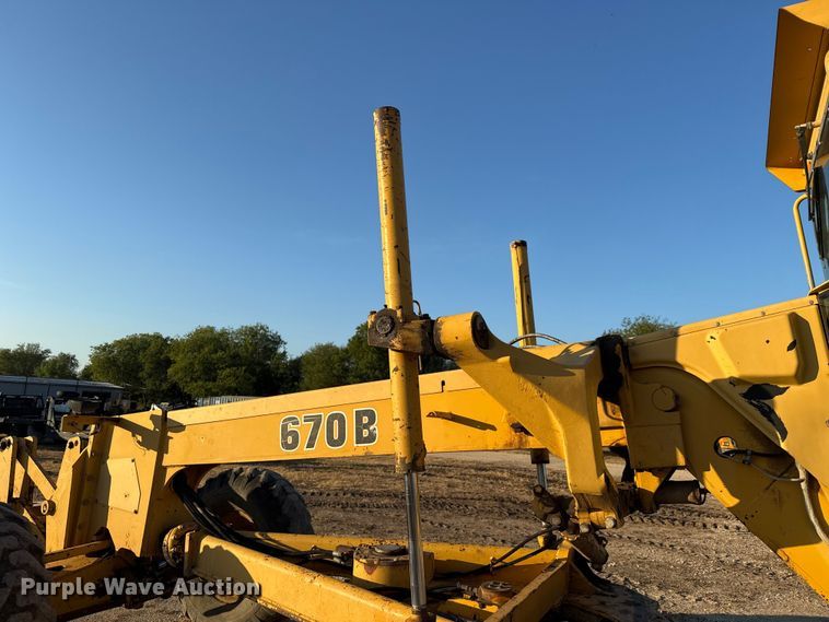 image for item ED5859 1995 John Deere 670B motor grader