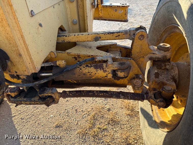 image for item ED5859 1995 John Deere 670B motor grader