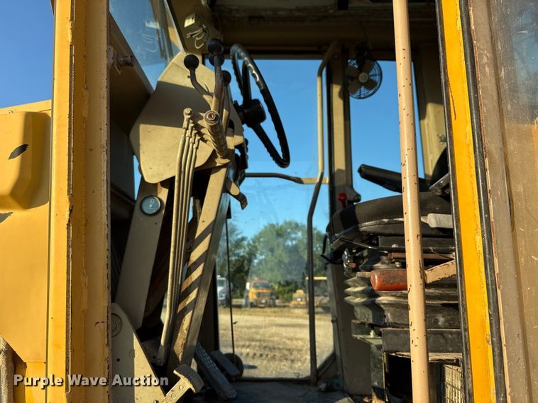 image for item ED5859 1995 John Deere 670B motor grader