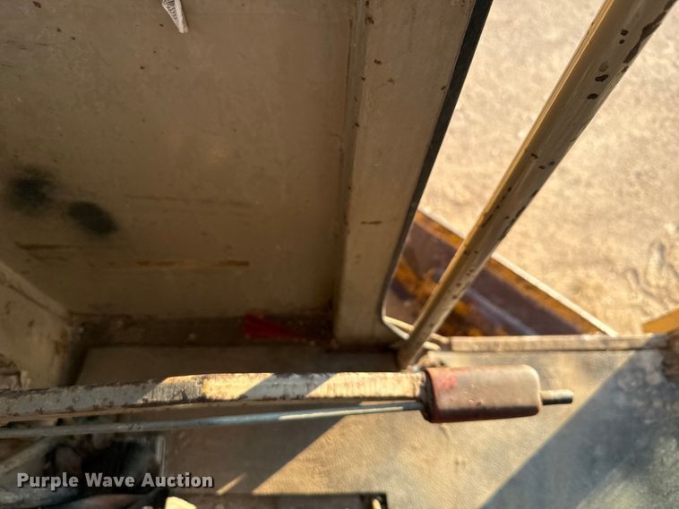 image for item ED5859 1995 John Deere 670B motor grader