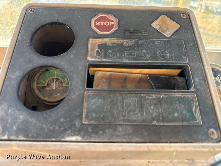 image for item ED5859 1995 John Deere 670B motor grader