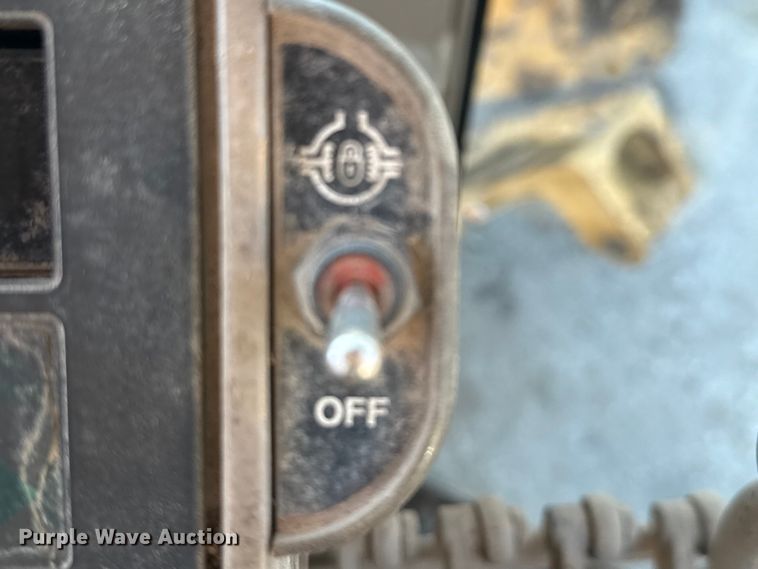 image for item ED5859 1995 John Deere 670B motor grader