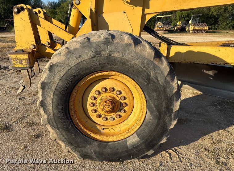 image for item ED5859 1995 John Deere 670B motor grader