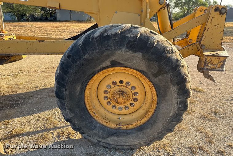 image for item ED5859 1995 John Deere 670B motor grader