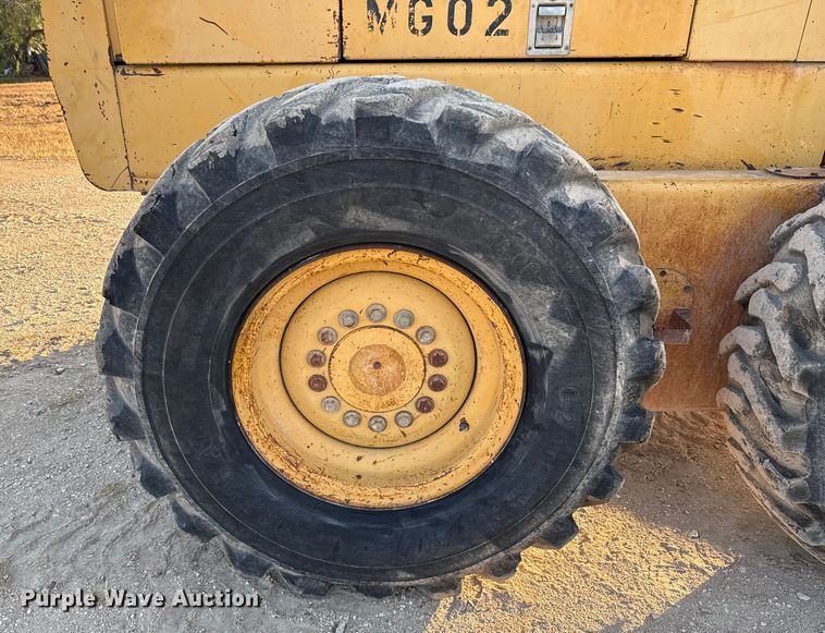 image for item ED5859 1995 John Deere 670B motor grader