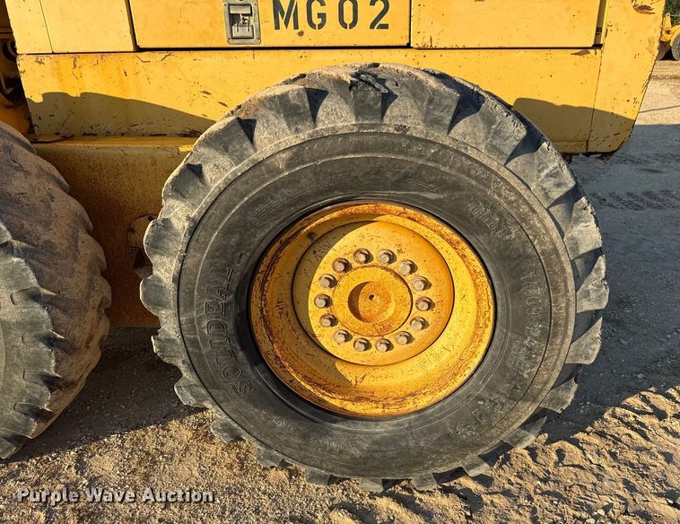 image for item ED5859 1995 John Deere 670B motor grader