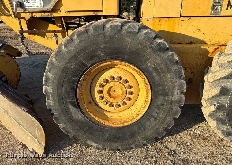 image for item ED5859 1995 John Deere 670B motor grader