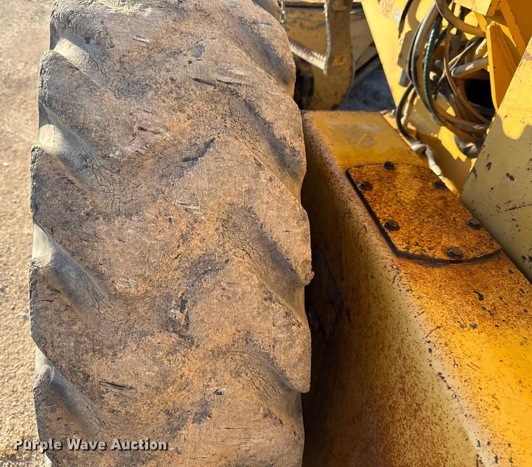 image for item ED5859 1995 John Deere 670B motor grader