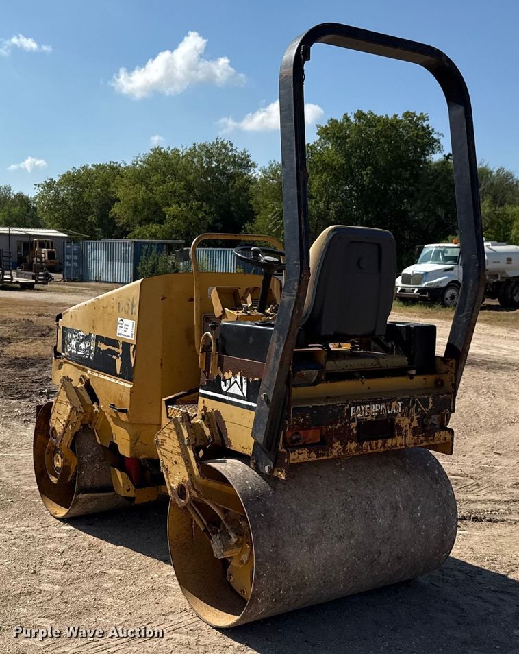 image for item ED5865 1999 Caterpillar CB-224C double drum vibratory roller