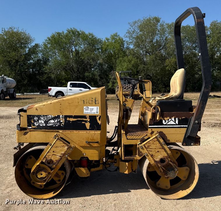 image for item ED5865 1999 Caterpillar CB-224C double drum vibratory roller