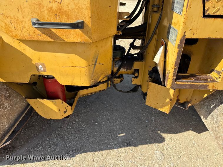 image for item ED5865 1999 Caterpillar CB-224C double drum vibratory roller
