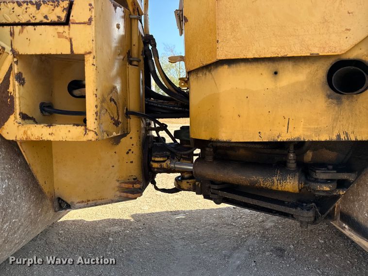 image for item ED5865 1999 Caterpillar CB-224C double drum vibratory roller