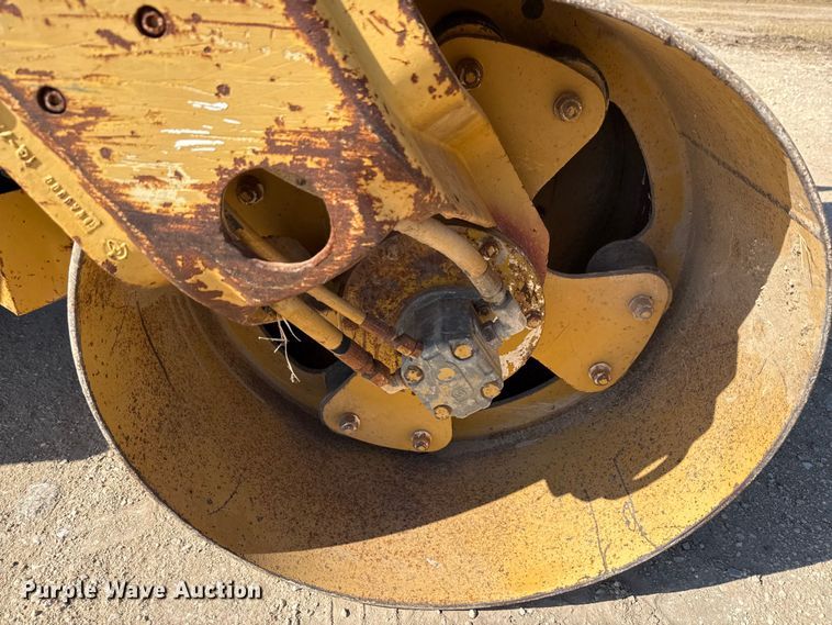 image for item ED5865 1999 Caterpillar CB-224C double drum vibratory roller
