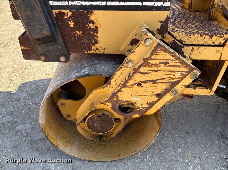 image for item ED5865 1999 Caterpillar CB-224C double drum vibratory roller