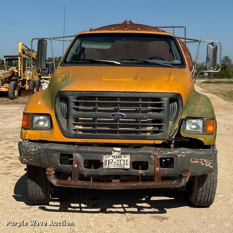 image for item ED5866 2000 Ford F650 tank truck