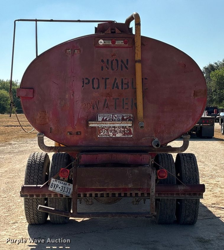 image for item ED5866 2000 Ford F650 tank truck