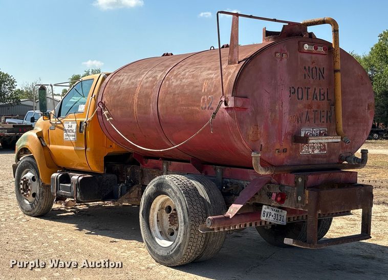 image for item ED5866 2000 Ford F650 tank truck