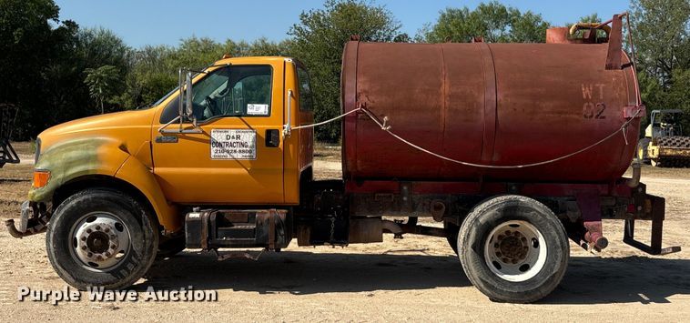 image for item ED5866 2000 Ford F650 tank truck
