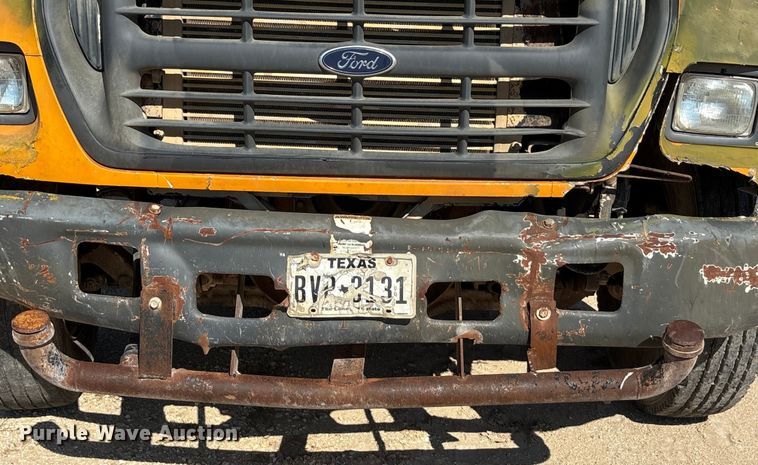 image for item ED5866 2000 Ford F650 tank truck