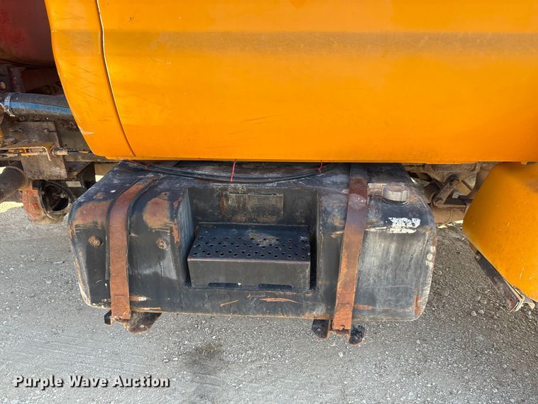image for item ED5866 2000 Ford F650 tank truck
