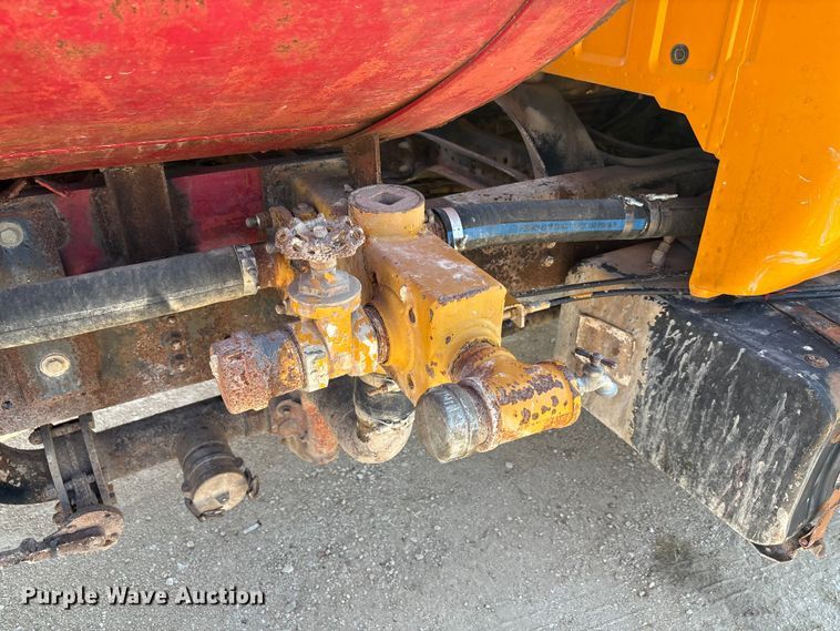 image for item ED5866 2000 Ford F650 tank truck