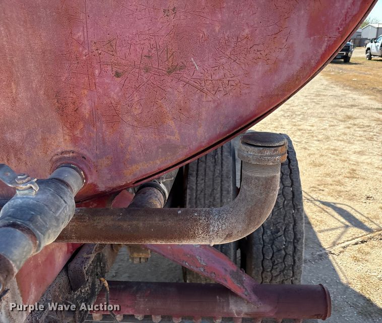 image for item ED5866 2000 Ford F650 tank truck