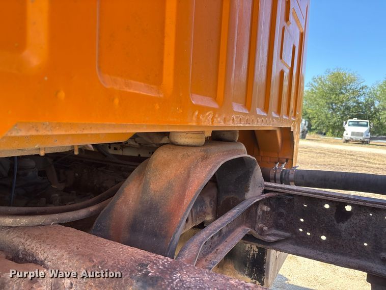 image for item ED5866 2000 Ford F650 tank truck