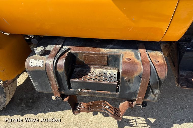 image for item ED5866 2000 Ford F650 tank truck