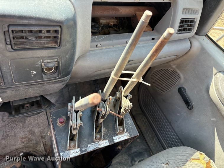 image for item ED5866 2000 Ford F650 tank truck