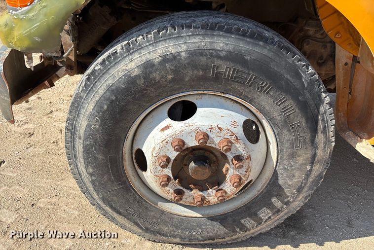 image for item ED5866 2000 Ford F650 tank truck