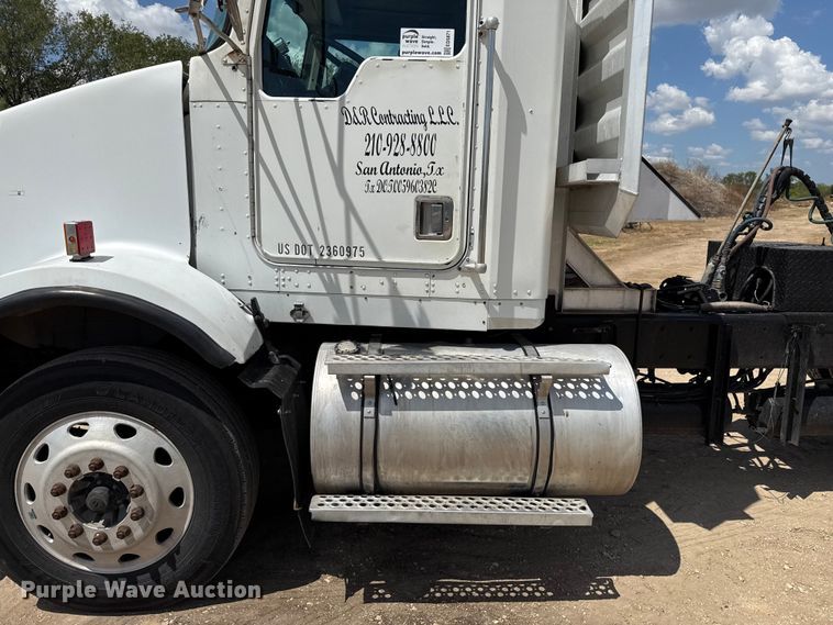 image for item ED5871 1999 Kenworth T800 semi truck