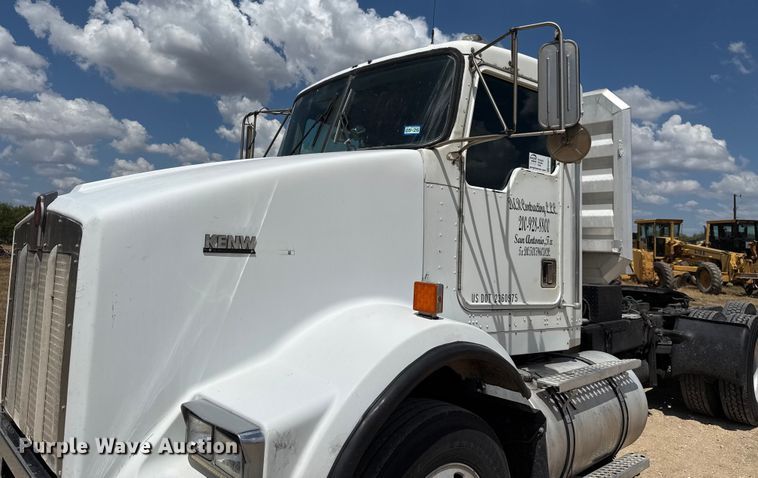 image for item ED5871 1999 Kenworth T800 semi truck