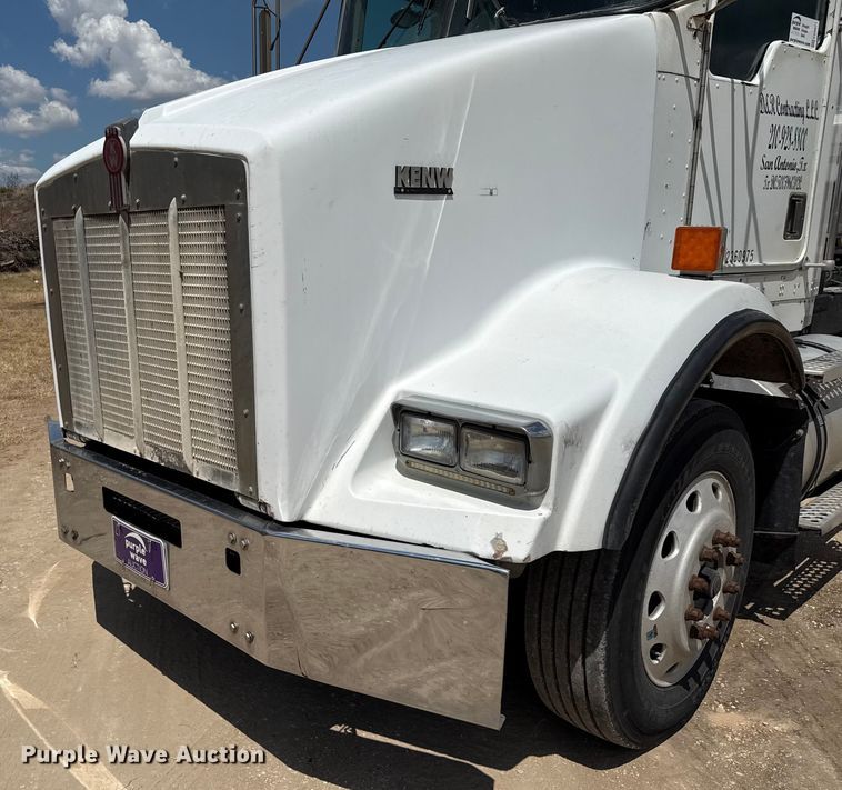 image for item ED5871 1999 Kenworth T800 semi truck