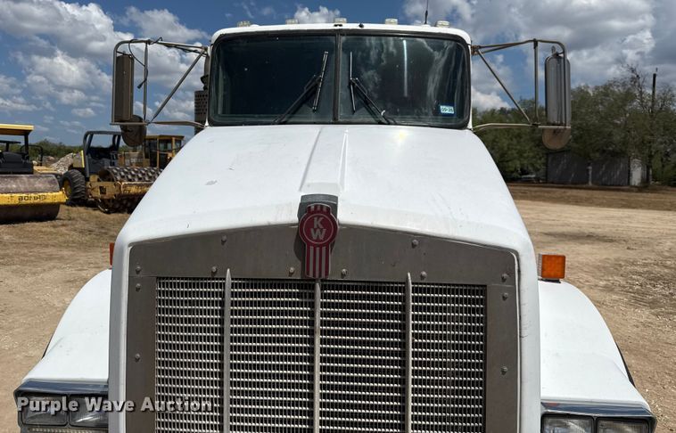 image for item ED5871 1999 Kenworth T800 semi truck
