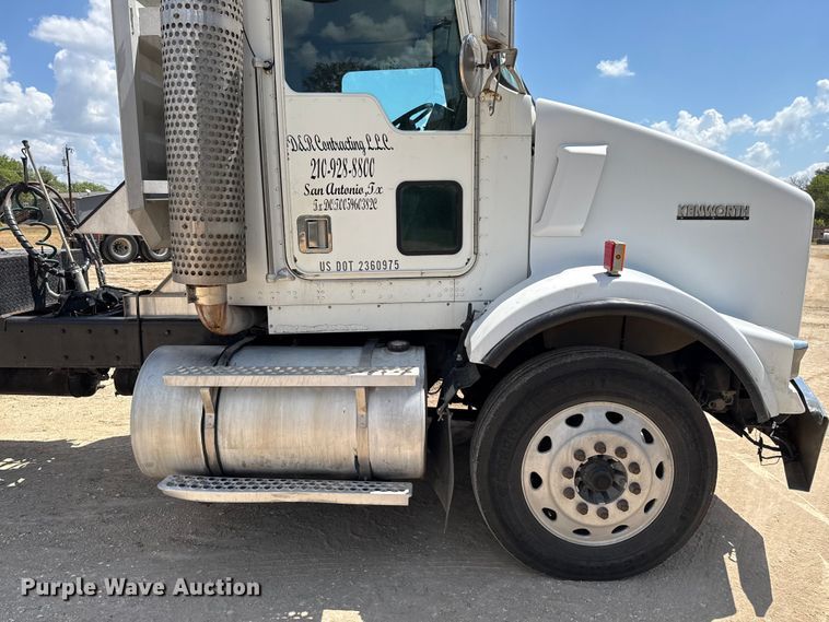 image for item ED5871 1999 Kenworth T800 semi truck
