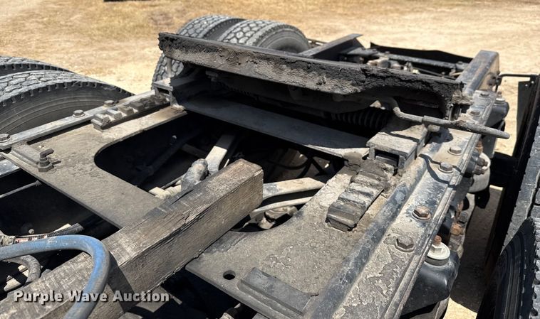 image for item ED5871 1999 Kenworth T800 semi truck